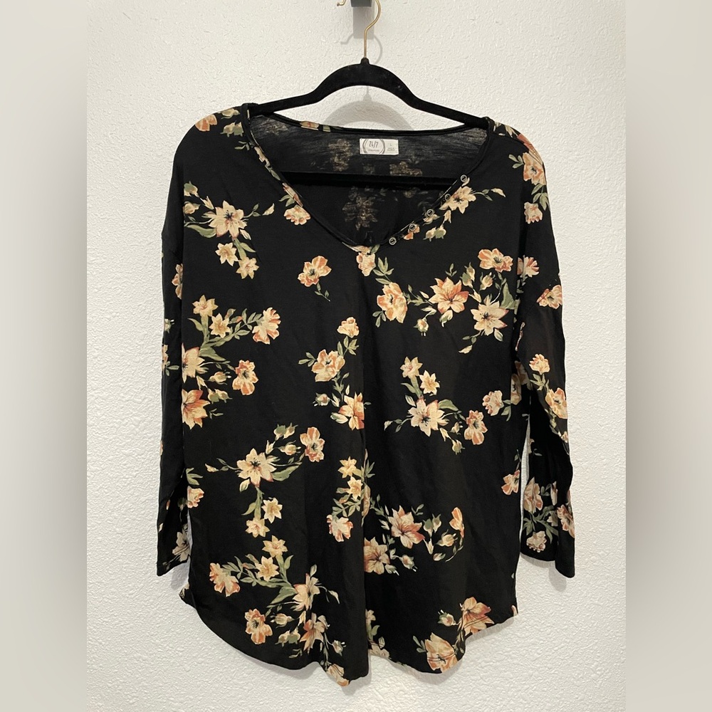 Maurice’s 24/7 floral black 3/4 Sleeve Shirt Size Large